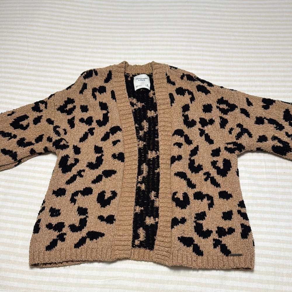 Abercrombie Leopard Print Tan and Black Women's Balloon Sleeve Sweater